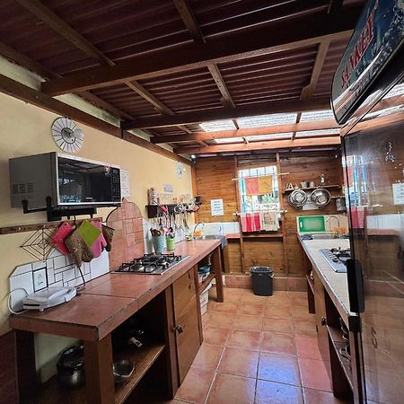Hostal Hansi Bocas Town Exterior photo