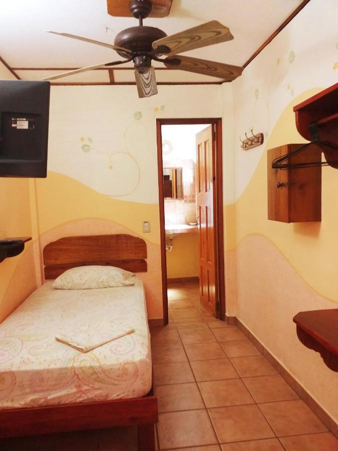 Hostal Hansi Bocas Town Exterior photo