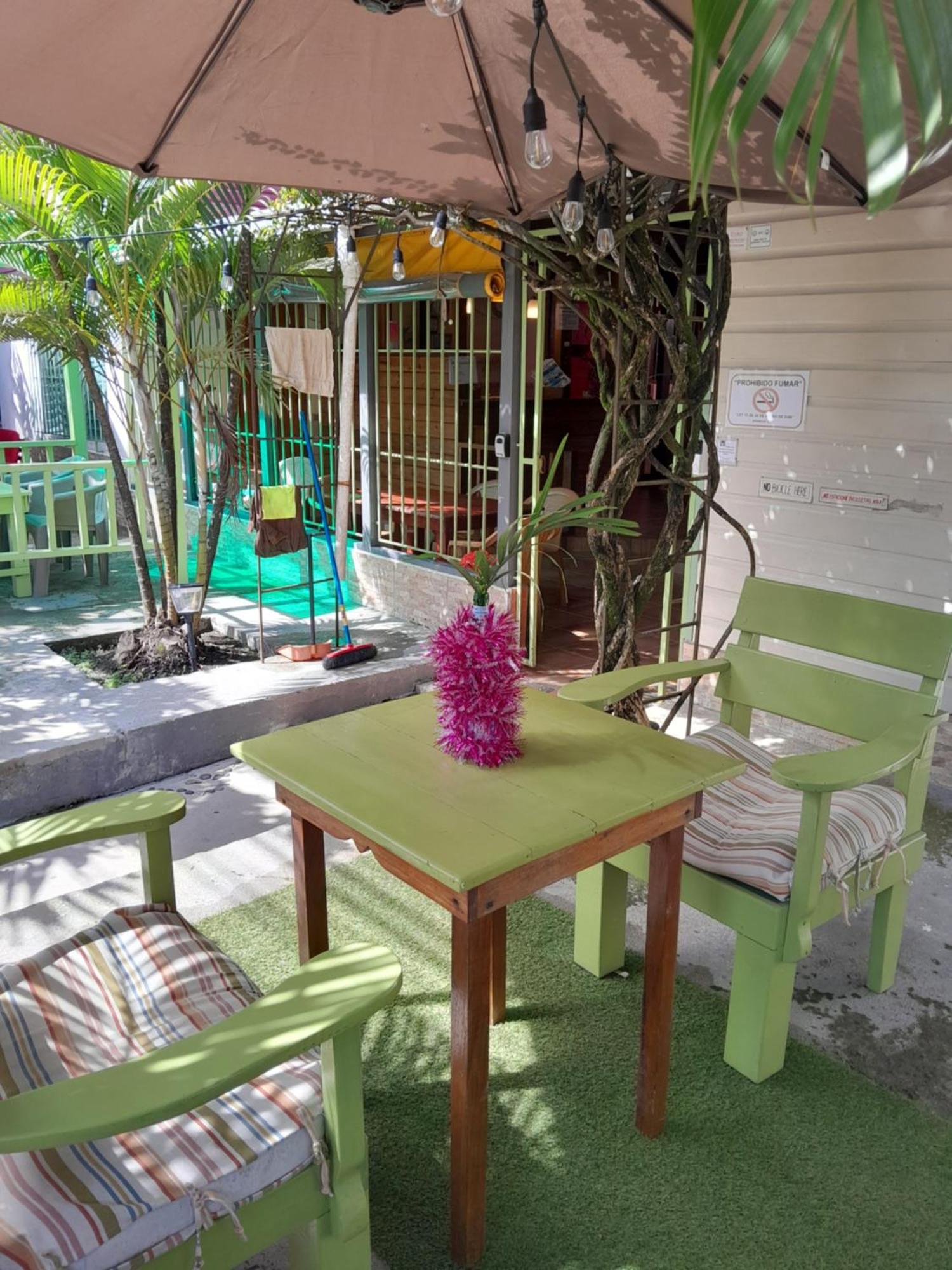 Hostal Hansi Bocas Town Exterior photo
