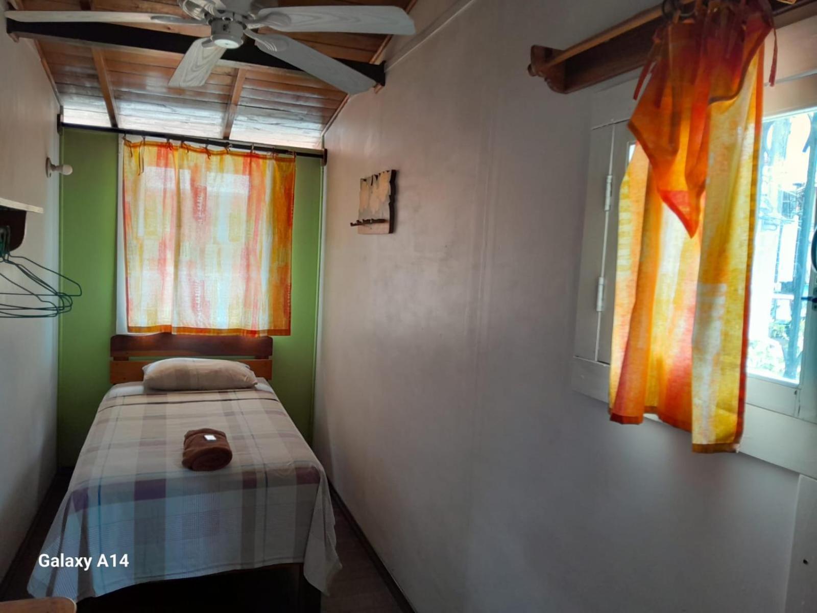 Hostal Hansi Bocas Town Exterior photo