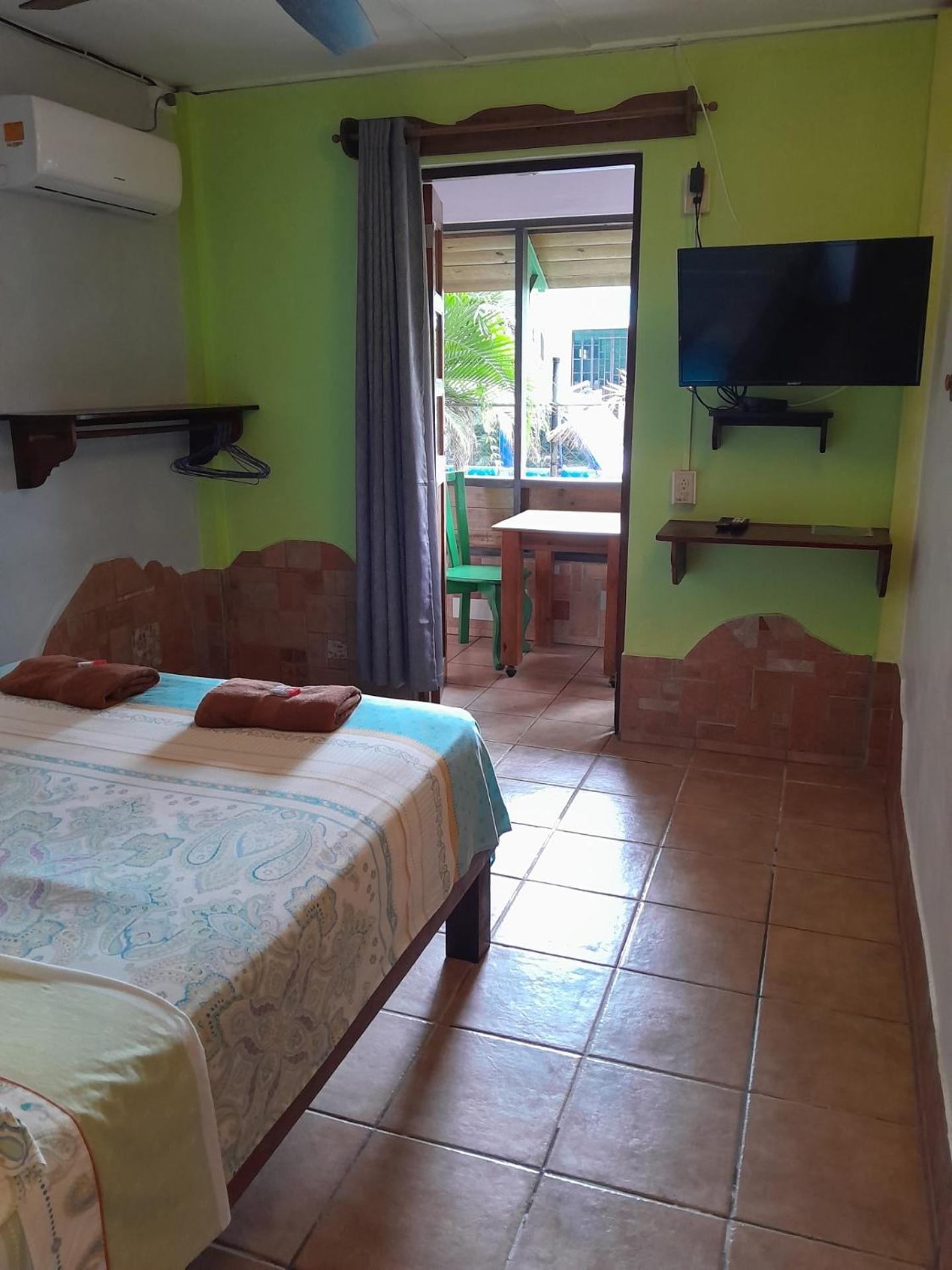 Hostal Hansi Bocas Town Exterior photo