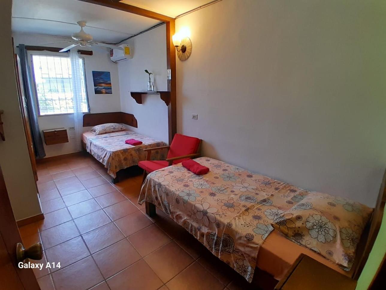 Hostal Hansi Bocas Town Exterior photo