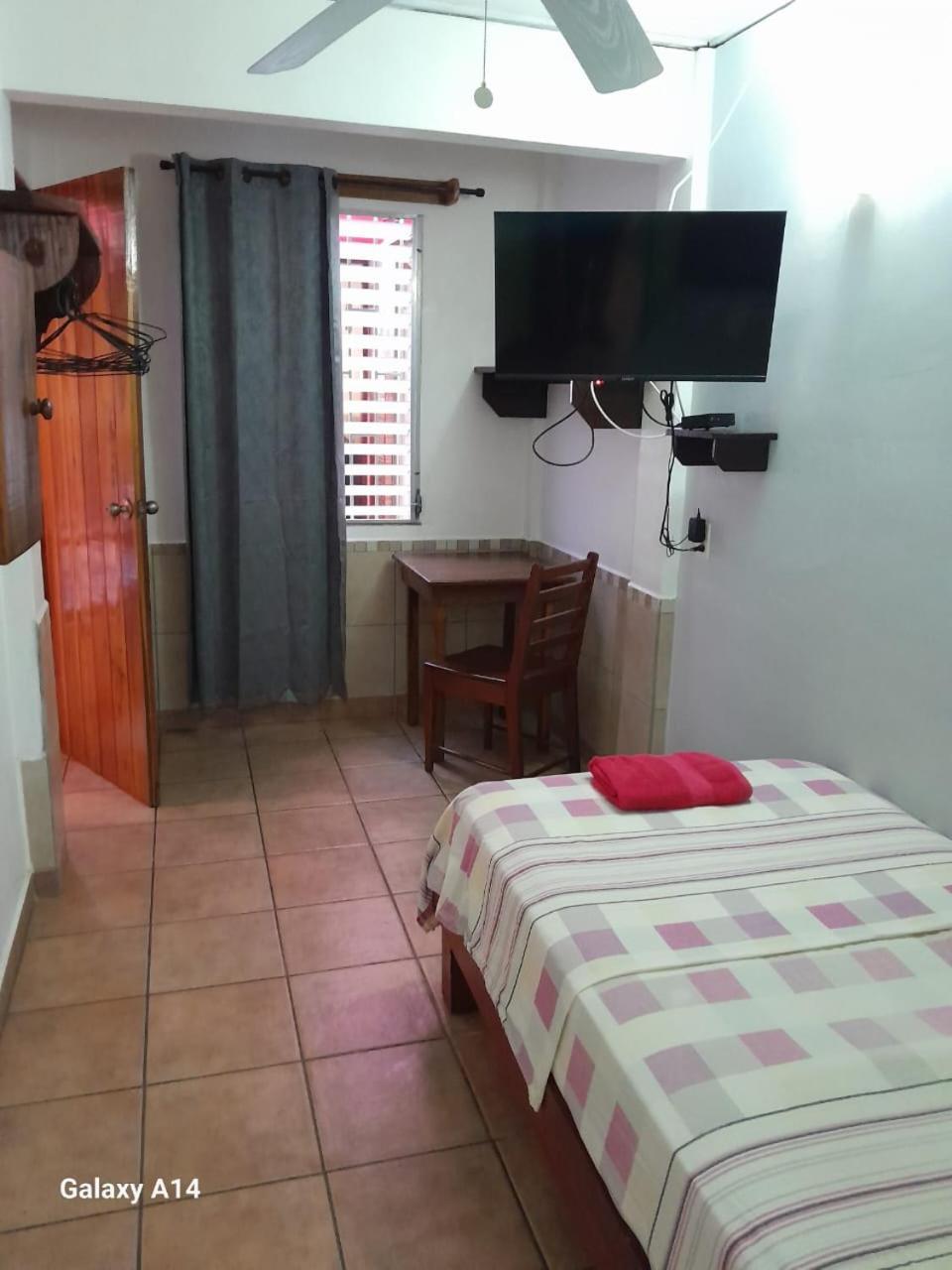 Hostal Hansi Bocas Town Exterior photo