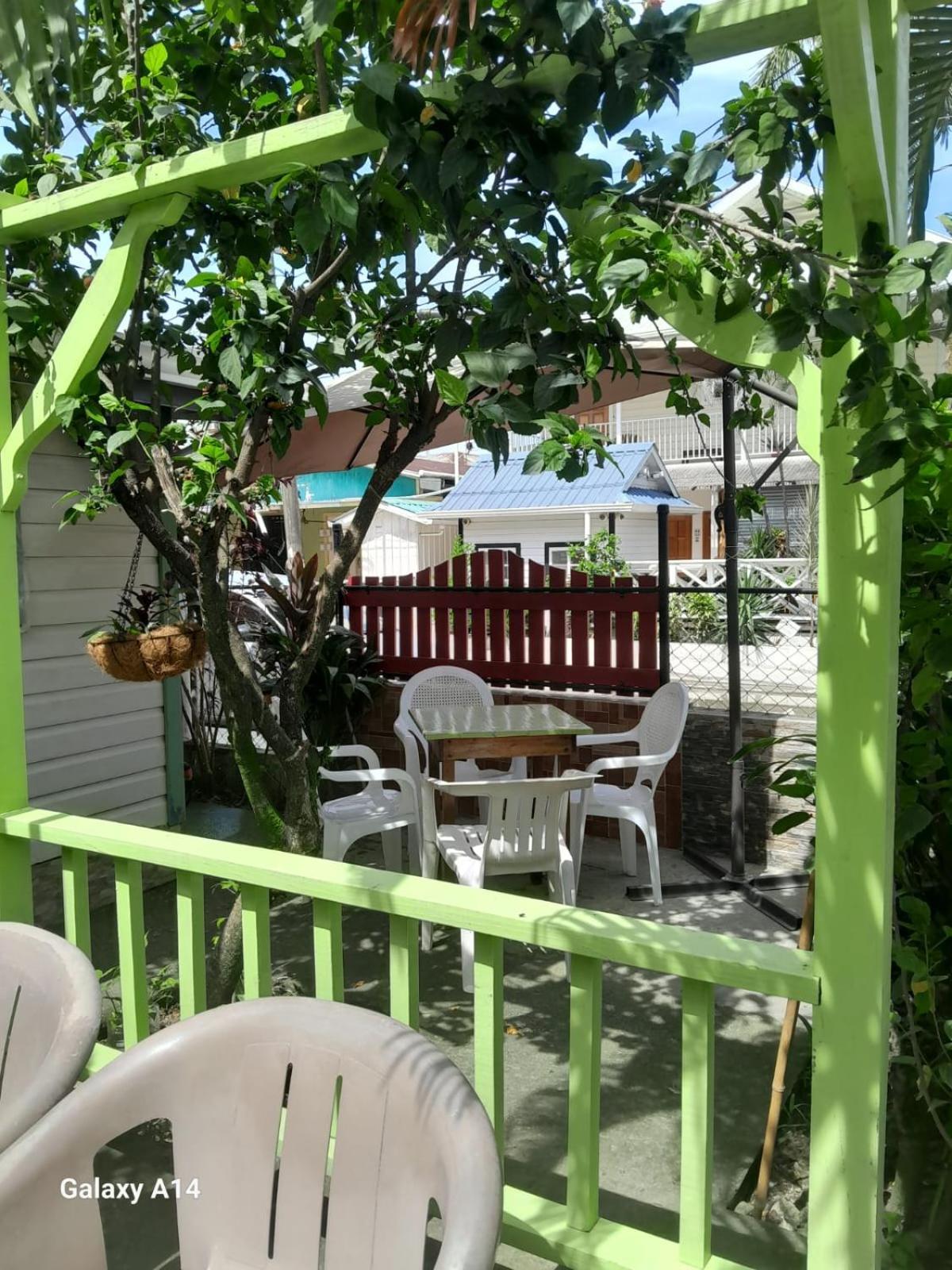 Hostal Hansi Bocas Town Exterior photo