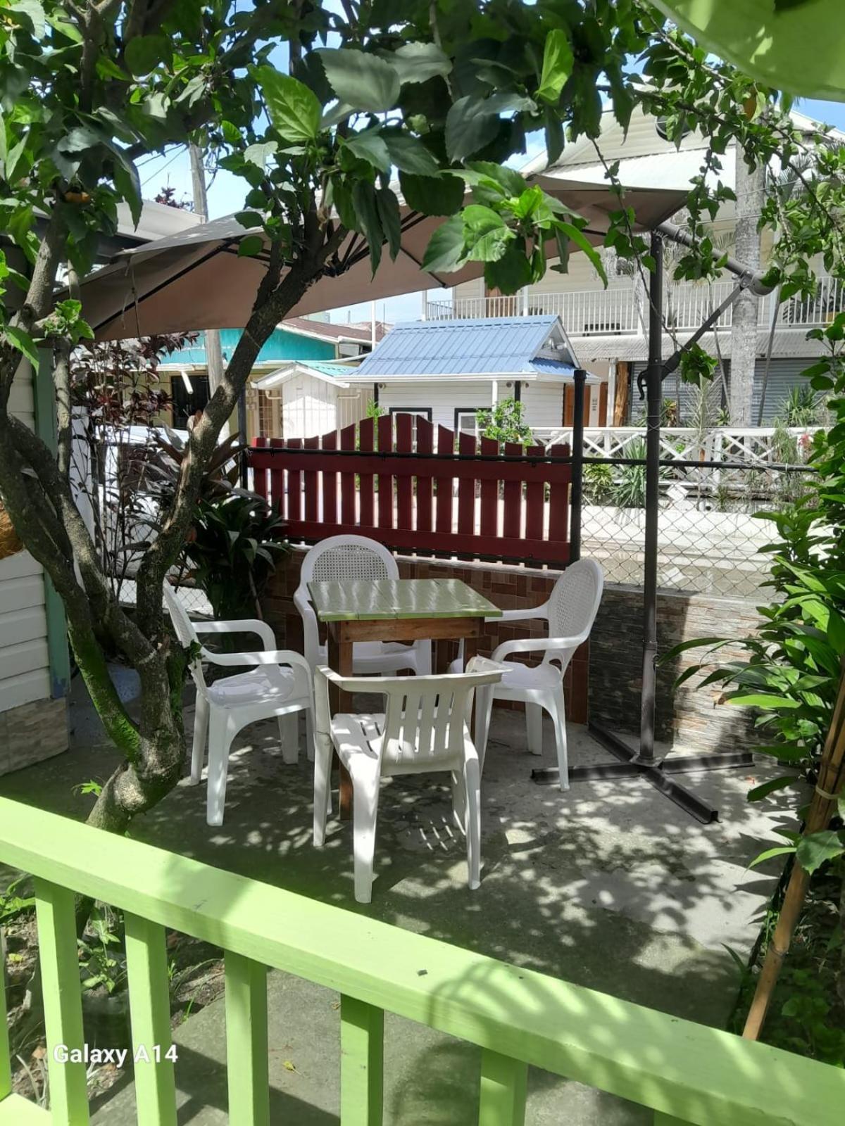 Hostal Hansi Bocas Town Exterior photo