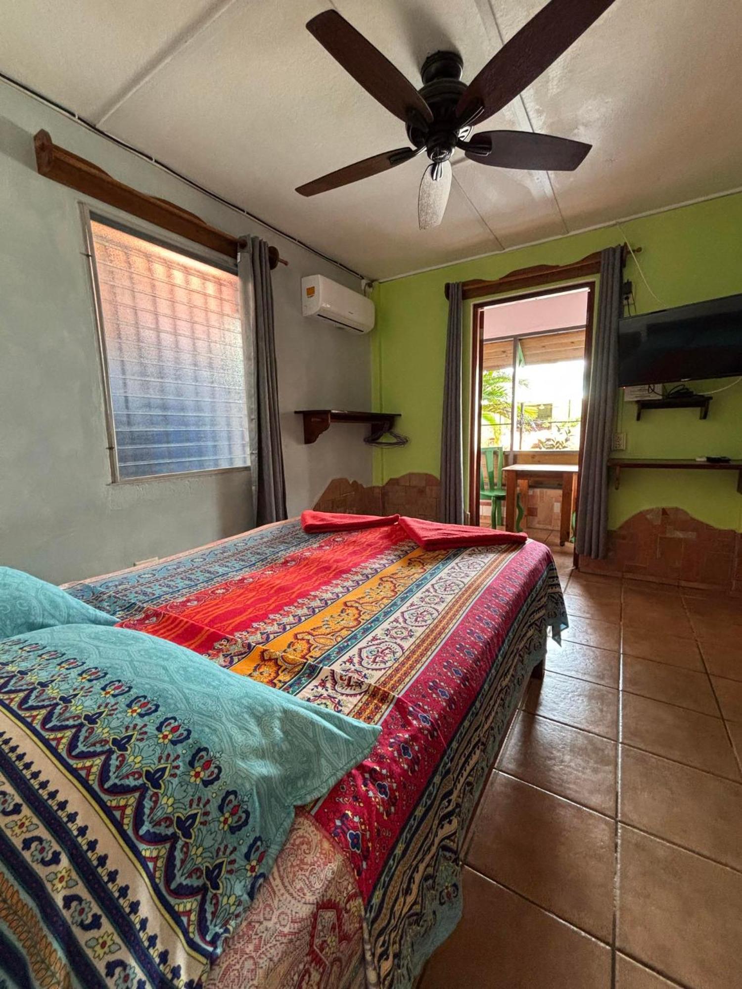 Hostal Hansi Bocas Town Exterior photo
