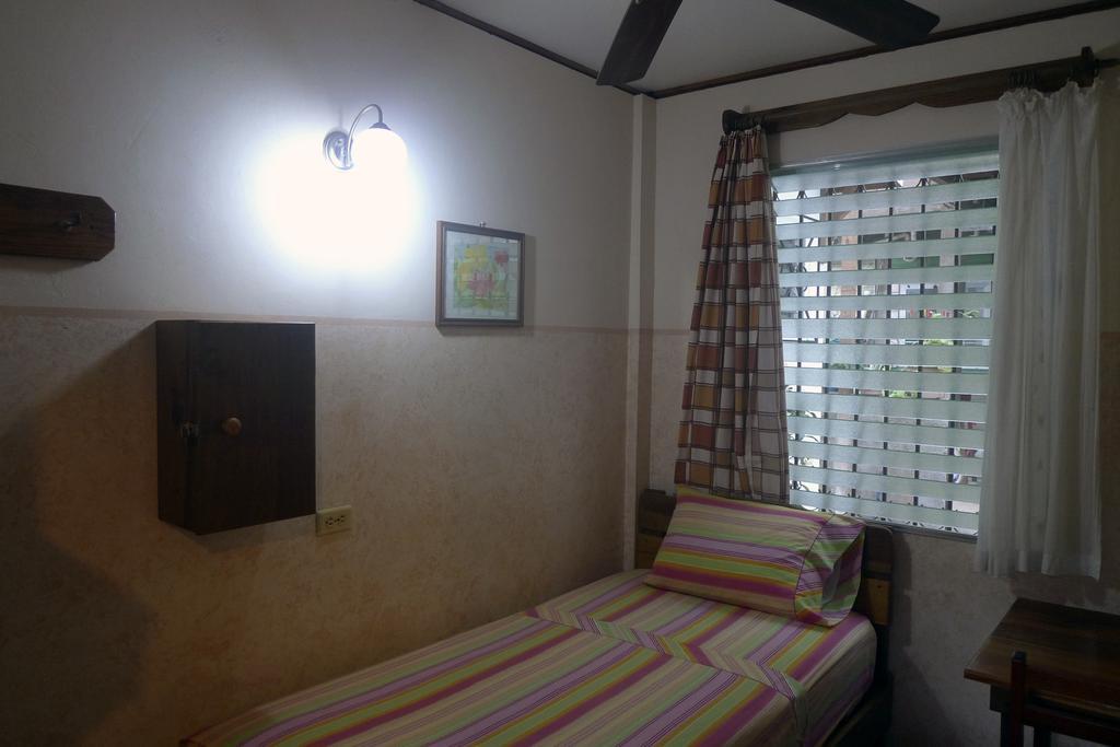 Hostal Hansi Bocas Town Exterior photo