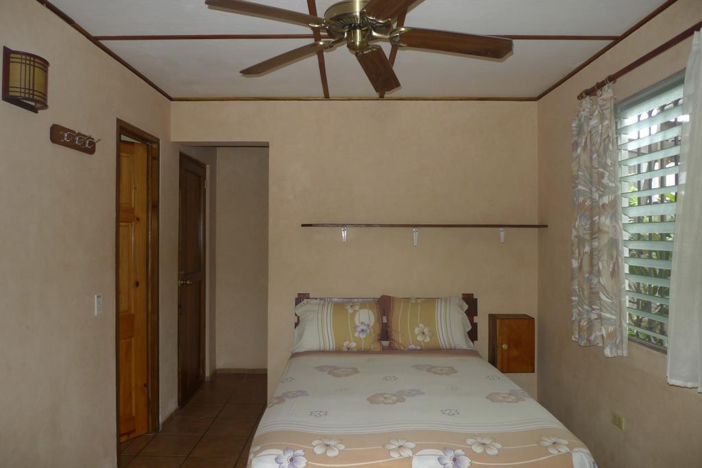 Hostal Hansi Bocas Town Exterior photo