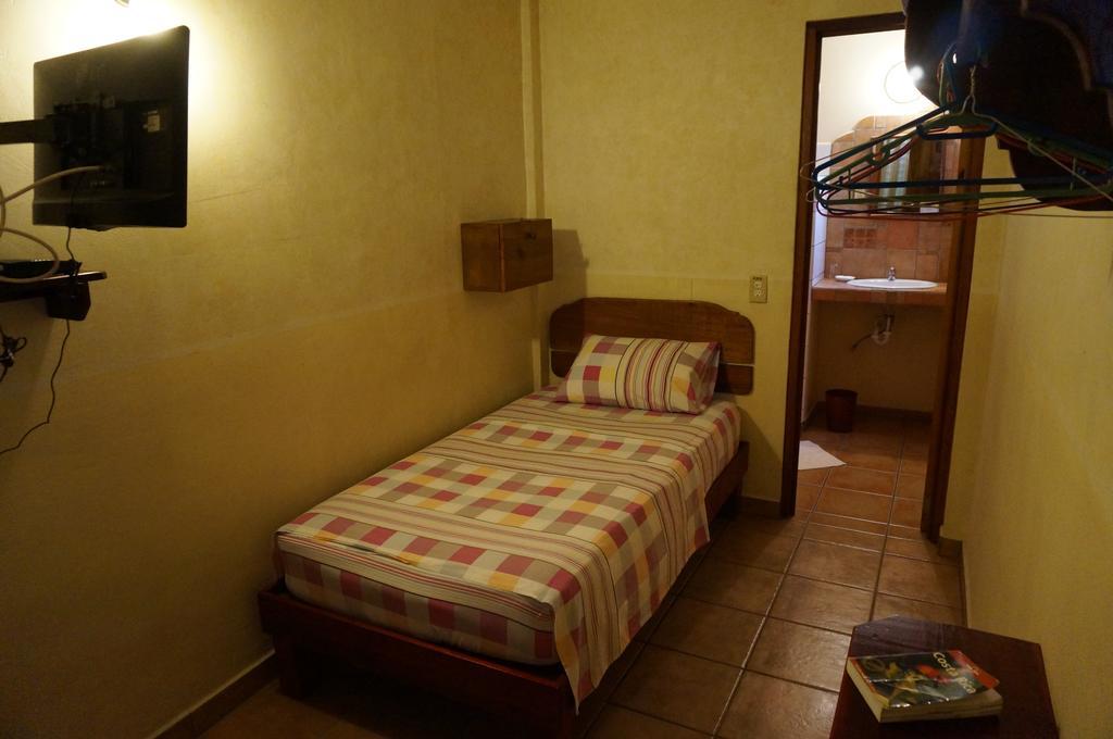 Hostal Hansi Bocas Town Exterior photo